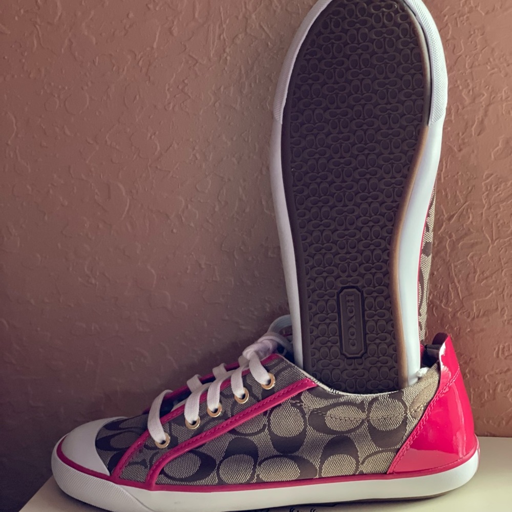 Stylish coach sneakers that’s calling to be worn by you! Lost tag but never worn